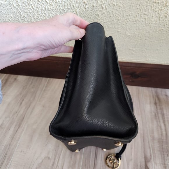 Like New Michael Kors Leather 2 way Shoulder Bag - Picture 8 of 13